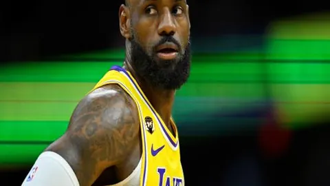 《廷贝尔兄弟情深：阿森纳铁卫见证昆滕加盟马赛荣耀时刻》